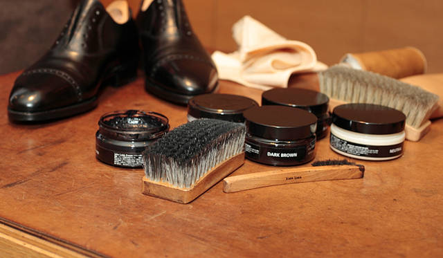 <strong>JOHN LOBB｜ジョンロブ</strong>　月に一度の手入れ：毎日のケアはホコリをとる程度でかまいませんが、月に一度はクリームを使って、じっくりと手入れをしてあげましょう。クリームを入れることで革もなじみやすく、やわらかくなって履き心地が変わってきますし、もちろん見た目にもツヤが出るなど、するのとしないのでは時間が経つほどに差が出てきます。