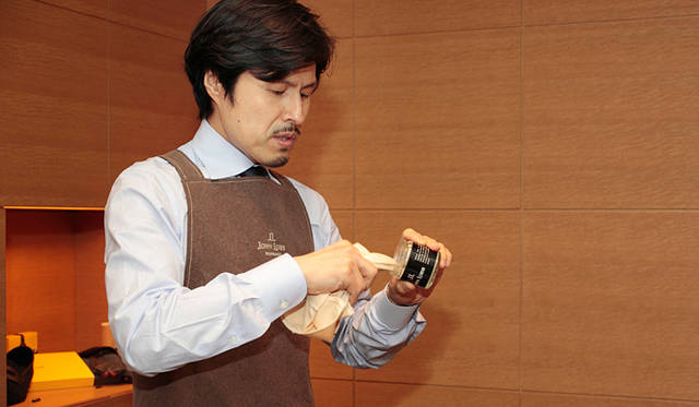 <strong>JOHN LOBB｜ジョンロブ</strong>　月に一度の手入れ：全体をブラッシングしてホコリをとり、まずはデリケートクリームを。これは水分補給の役目になるのですが、ある程度汚れもとってくれます。カットソーでもシャツ生地でもいいのですが、指先にケバ立たない布を指に巻いき、デリケートクリームを薄くとって、全体に円を描くようにくるくると滑らせるように入れ込んでいきます。
