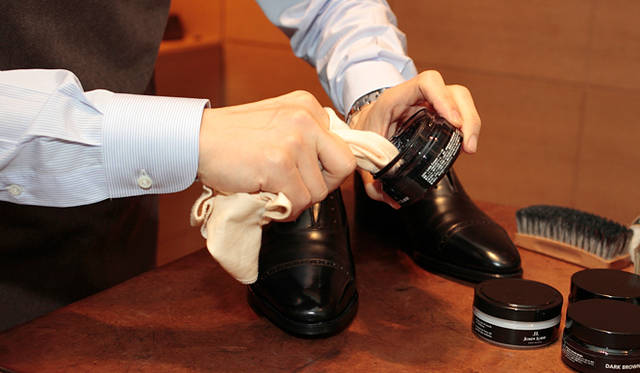 <strong>JOHN LOBB｜ジョンロブ</strong>　月に一度の手入れ：つぎは革に必要な油などの栄養分、あとは補色の意味での色を入れ込んでいきましょう。デリケートクリームとおなじように、クリームをほんの少し指にとって、円を描くように全体にくるくると。足りなくなったらまたほんの少し指にとって足してください。
