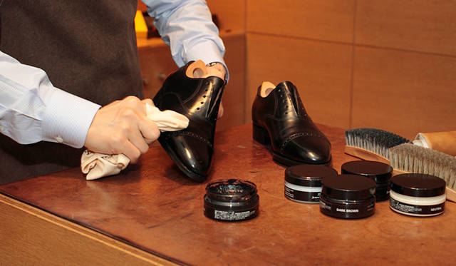 <strong>JOHN LOBB｜ジョンロブ</strong>　月に一度の手入れ：ニュートラルというのはオールマイティといいますか、どんな色にも使えます。ただ、経年変化で少しずつ色が褪せてきますので、なるべく革に近い色を入れてあげるといいでしょう。
