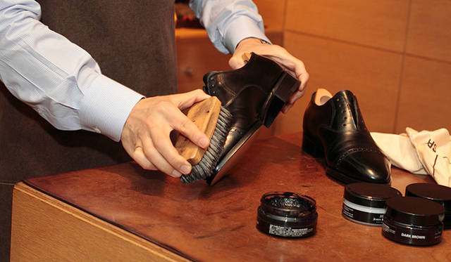 <strong>JOHN LOBB｜ジョンロブ</strong>　月に一度の手入れ：全体にクリームがいきわたったら、ここで必ずブラッシングをしてください。ゴシゴシする必要はありません。こうすることでパンチングの穴やステッチのキワといった細かい部分にまでクリームがまんべんなく、均一にいきわたるんですね。また余分なクリームがとれ、あとのカラ拭きも楽になります。