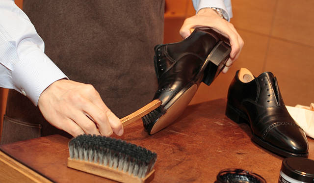 <strong>JOHN LOBB｜ジョンロブ</strong>　月に一度の手入れ：ウェルトブラシにほんの少しクリームをつけて、コバの部分をブラッシングします。コバの部分にはホコリがたまりやすく、そのためクリームが入り込みずらく、乾燥しやすいのです。