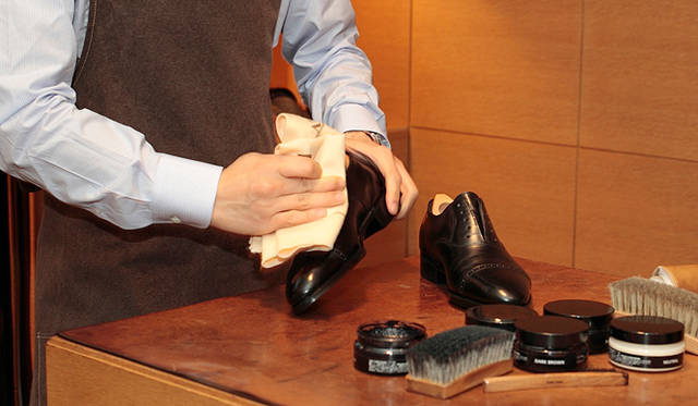 <strong>JOHN LOBB｜ジョンロブ</strong>　月に一度の手入れ：ブラッシングが終わったら、今度は時間を置く必要はありませんので、おなじ布の面を変えて、カラ拭き。布に色がつかなくなるまで拭いてください。クリームが残ったままだと革が呼吸できませんし、パンツの裾にも色がついてしまいますので、よく拭いてください。