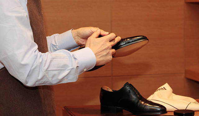 <strong>JOHN LOBB｜ジョンロブ</strong>　月に一度の手入れ：靴を触って、サラサラしていればオーケイです。ベトつくような、滑りが悪い状態だとクリームが残っているということなので、カラ拭きをつづけましょう。クリームが堆積していくと、変に黒光りするというか、表面をコーティングしたような感じになり、見え方が変わってしまいますので注意してください。