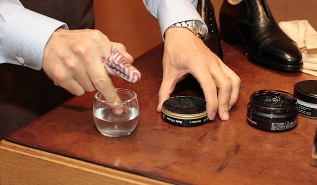 <strong>JOHN LOBB｜ジョンロブ</strong>　仕上げのワックス：ジョンロブのワックスは水を数滴垂らし、乳化させて使用します。