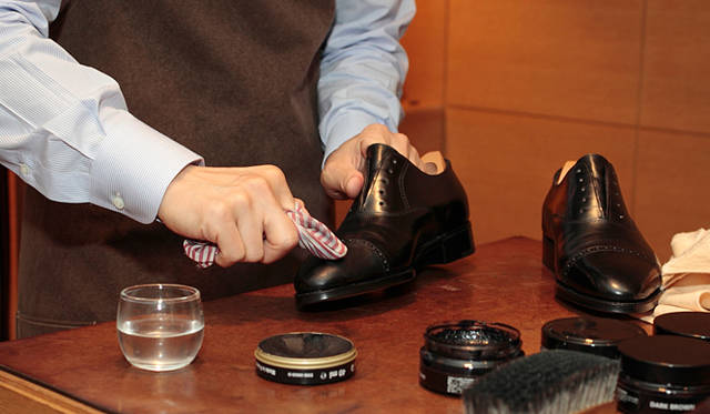 <strong>JOHN LOBB｜ジョンロブ</strong>　仕上げのワックス：指にワックスをとったらくるくると円を描くように塗り込んでいきます。革の凹凸感をなくし、光がまっすぐ反射する状況を作っていきますので、すぐには光りません。ワックスが残るような感覚がある場合は水を数滴混ぜて乳化させてあげます。