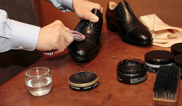 <strong>JOHN LOBB｜ジョンロブ</strong>　仕上げのワックス：失敗したときは、表面が光らなかったり、あらたに重ねたワックスがすでにあるワックスを削ってしまい、はがれてきます。失敗したときは一度ワックスを全部とり除いてあげる必要があります。