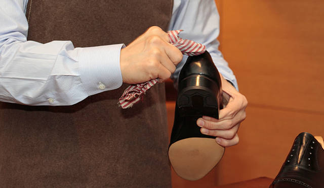 <strong>JOHN LOBB｜ジョンロブ</strong>　仕上げのワックス：遊びのあるデザインの靴でしたらかなり光らせてもいいかもしれませんが、ドレッシーな靴をあまり光らせすぎると、上品さが少し損なわれてしまうことも。ただ、ワックスは慣れてくると物足りなく感じて、エスカレートしていきますから注意してください（笑）。