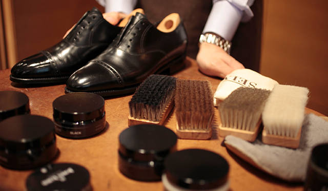 <strong>JOHN LOBB｜ジョンロブ</strong>　シューケアグッズ使用の注意点：人間の肌とおなじで、水分と油分が大事なんですね。クリームを入れ込まないと革はどんどん乾燥してしまい、とくにテンションのかかる部分がひび割れてきます。いずれはするものですが、手入れをしないとそれがはやまってしまうんですね。ですからちゃんと手入れをしてあげて、アッパー部分をいい状態に保つことで10年、またそれ以上履いていただくことができるのです。