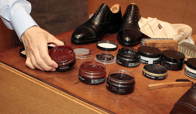 <strong>JOHN LOBB｜ジョンロブ</strong>　シューケアグッズ使用の注意点：クリームを使うことで変色するわけではありませんので、茶色のクリームは “ダークブラウン”“ミディアム”“ライトブラウン”というふうに、大きくわけて考えていただいて結構です。