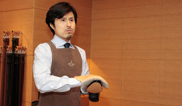 <strong>JOHN LOBB｜ジョンロブ</strong>　シューケアグッズ使用の注意点：ホコリをとったり、クリームを入れ込んだり、スエードの靴のホコリとりや、毛あしを揃えるときは豚毛のハードブラシを使います。そしてフィニッシングのさいに使用するのが山羊毛のソフトブラシです。ハードブラシでも構わないのですが、やわらかな山羊毛のブラシの使用感を好まれる方も多いですね。どちらを使っても仕上がりにちがいはありません。また、フィニッシングにはムートンのシャイニンググローブもお薦めです。
