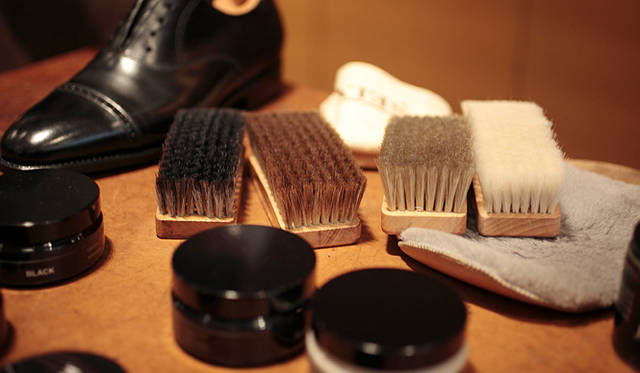 <strong>JOHN LOBB｜ジョンロブ</strong>　シューケアグッズ使用の注意点：注意すべきは、ホコリを取るさいに使用するブラシとクリームを入れるさいに使用するブラシは必ずわけてください。一緒にしてしまうと使うとクリームもホコリも革に堆積してしまいます。また、色もわけたほうがいいでしょう。といっても、おおまかに黒と茶色とにわけていただければ大丈夫です。ニュートラルカラーは茶色用のブラシで基本的には大丈夫ですが、白い靴や肌色のようなベージュなど、薄い色味の靴に使用する場合は、専用のブラシを用意していただいた方がいいでしょう。