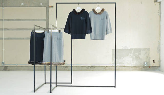 <strong>sacai｜サカイ</strong><br />ウォッシュ加工がほどされたカジュアルでスポーティなスエット素材に、“sacai”のロゴをカレッジ風に染込みプリント。パール、スタッズ、ラビットファーを重ねたアクセサリーをプラスして、スポーティとエレガンスを組み合わせたトップス＆スカートが登場。コレクションでは見られない、ロゴマークのプリントが新鮮である。