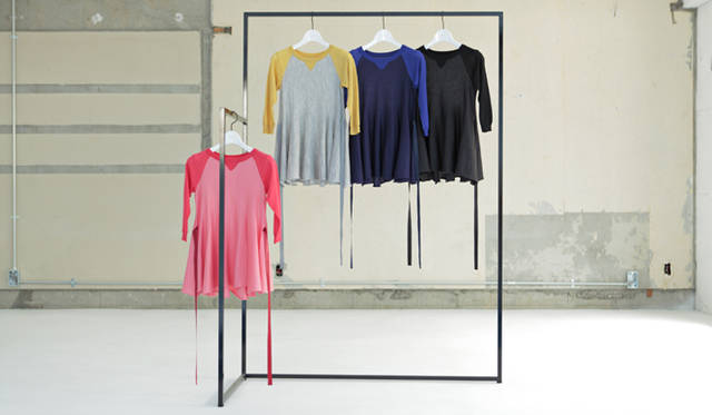 <strong>sacai｜サカイ</strong><br />ベースボールTシャツを肌触りのいいウールのニットで表現。胸下を引き返しで編むことで、ボリュームのある立体的なドレープを演出したトップスは全4色。メンズライクなアイテムをベースとしながら、ニットの素材感と、コンパクトでフェミニンなシルエットにより、カジュアルながらどこかエレガンスを感じさせる、sacaiらしい表情に仕上げている。