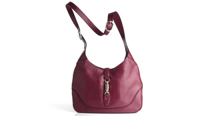 <strong>GUCCI｜グッチ</strong> 深みのあるレッドカラーは、コーディネイトにニュアンスを出してくれる。「ジャッキーバッグ」 [W33×H22×D7cm] 23万4150円 （グッチ／グッチ ジャパン）