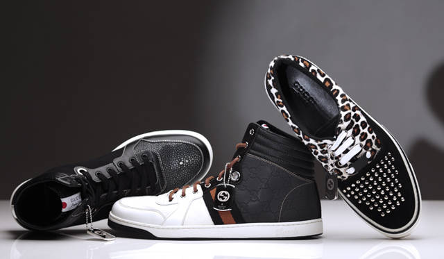 <strong>GUCCI｜グッチ</strong> 左／黒レザー×キャンバス×ガルーシャと、カジュアル素材とラグジュアリーな素材をミックス。ハイカットスニーカー 9万9750円、中／さまざまな素材がミックスされた、ハイブリッドスニーカー。オリジナルGGパターンの型押しや、黒×ブラウンのウェブなどがさり気なく配されているのも心憎い。7万8750円、右／レオパードプリントされたポニーと、にスタッズがほどこされたスウェードの組み合わせは、ロックな雰囲気を放つ一足。8万9250円（グッチ／グッチ ジャパン）