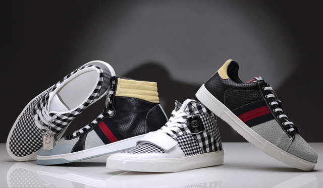 <strong>GUCCI｜グッチ</strong> 左／日の丸のタグがポイントに。ギンガムチェックスニーカー 7万7700円、左中／漫画『岸辺露伴 グッチへ行く』のなかにも登場したハイカットスニーカー 8万9250円、右中／かかと部分には、グリーン×レッド×グリーンのウェブの装飾が。フロント白ベルクロの内側には、右足に「Tokyo」、左足に「Exclusive」と刺しゅうがほどこされている。ハイカットスニーカー 9万4500円、右／靴底が「G」をモチーフにしたグラフィックになっているのもポイント。スニーカー 8万1900円（グッチ／グッチ ジャパン）