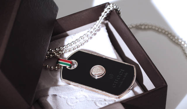 <strong>GUCCI｜グッチ</strong> リニューアルオープン記念で登場したドッグタグネックレス。ステインシルバーにブラックエナメルコーティングがほどこされており、センターに配されたクレストのディスクもポイント。チェーンの長さは70センチ。ドッグタグネックレス 6万7200円（グッチ／グッチ ジャパン）