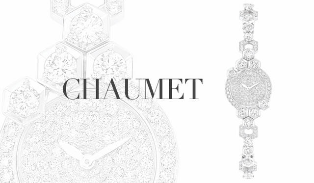 <strong>CHAUMET｜ショーメ</strong>　ナポレオン1世の紋章であったミツバチは、皇帝と密な関係を築いてきたショーメが長い歴史をとおして大切にしてきたモチーフである。六角形のハニカムモチーフが随所にほどこされた、ショーメのスピリット溢れる1本。「ビー マイ ラブ ウォッチ」 [WG×ダイヤモンド] ケースサイズ｜19mm径、クォーツムーブメント　1029万円（ショーメ／LVMH ウォッチ・ジュエリージャパン ショーメ ディヴィジョン）