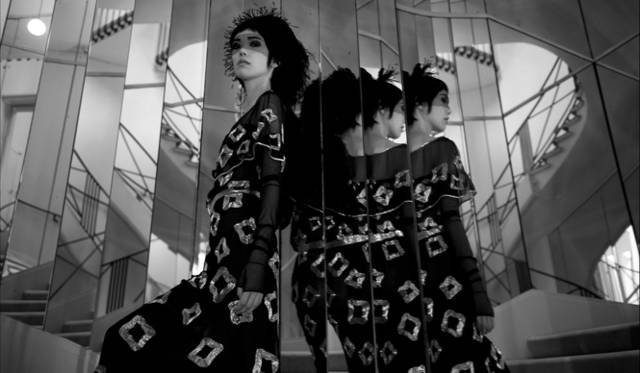 <strong>CHANEL｜シャネル　2011-12年秋冬オートクチュールコレクション</strong>　フィッティングのようす。　©CHANEL