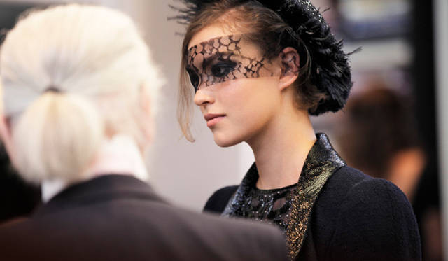 <strong>CHANEL｜シャネル　2011-12年秋冬オートクチュールコレクション</strong>　フィッティングのようす。　©CHANEL