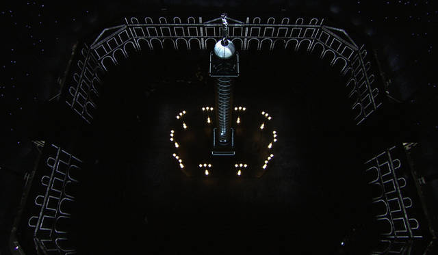 <strong>CHANEL｜シャネル　2011-12年秋冬オートクチュールコレクション</strong>　グラン・パレにつくられた会場。ヴァンドーム広場を模している。　©CHANEL