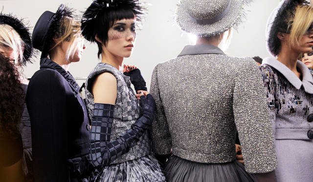 <strong>CHANEL｜シャネル　2011-12年秋冬オートクチュールコレクション</strong>　ショー直前のバックステージ。　©CHANEL