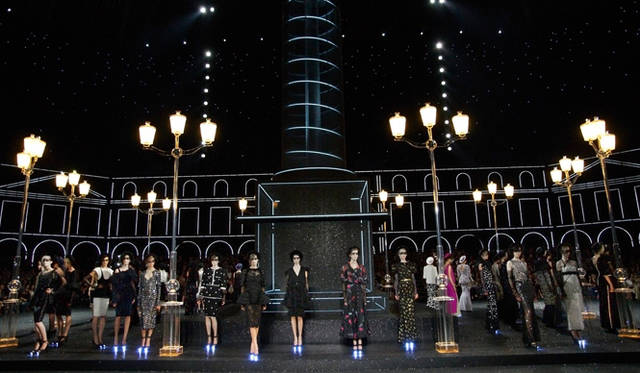 <strong>CHANEL｜シャネル　2011-12年秋冬オートクチュールコレクション</strong>　ショーのフィナーレ。　©CHANEL