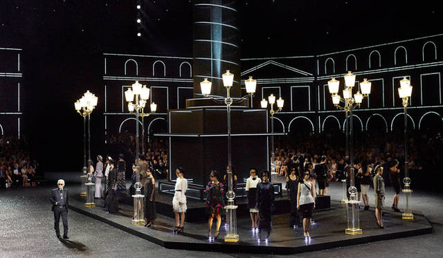 <strong>CHANEL｜シャネル　2011-12年秋冬オートクチュールコレクション</strong>　ショーのフィナーレ。　©CHANEL