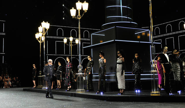 <strong>CHANEL｜シャネル　2011-12年秋冬オートクチュールコレクション</strong>　ショーのフィナーレ。　©CHANEL