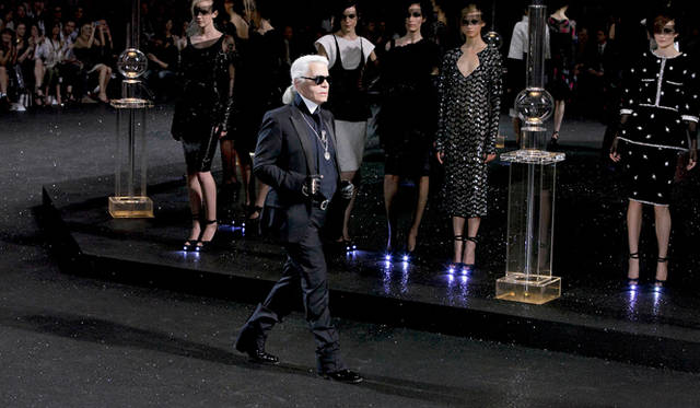 <strong>CHANEL｜シャネル　2011-12年秋冬オートクチュールコレクション</strong>　ショーのフィナーレ。　©CHANEL