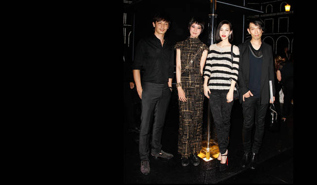 <strong>CHANEL｜シャネル　2011-12年秋冬オートクチュールコレクション</strong>　左から、俳優の玉木宏さん、モデルTAOさん、女優・モデルの水原希子さん、建築家の石上純也さん。　©CHANEL