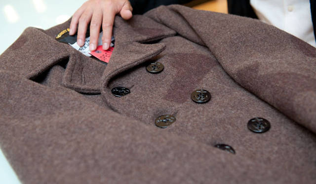 <strong>ISETAN MEN’S｜伊勢丹新宿店メンズ館 6階</strong>　「Schott×Jipijapa（ヒピハパ）」ピーコート 6万6150円（伊勢丹新宿店）