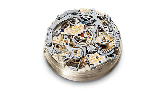 　「トゥールボグラフ“プール・ル・メリット”」の「Cal.L903.0」。“鎖引きトゥールビヨン”と呼ばれるチェーンフュジー機構採用。円錐形の滑車（フュジー）と香箱を鎖でつなげギア比を変換させトルクを均一化。これだけ複雑なシステムを腕時計サイズに収めるには時計技術だけでなくミニアチュール的な工芸的技術も要求される。構成パーツは鎖部分含め1097個。