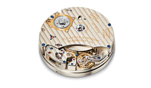 　「ランゲ31」に搭載される「Cal.L034.1」。ムーブメントの直径のほぼ４分の３を占めるという超大型の香箱を２つ搭載しており、完全に巻き上がった状態で31日間のパワーリザーブを確保する。