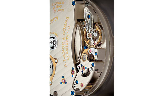 　超大型のツインバレル（積載式の２重香箱）を搭載するため、「Cal.L034.1」は厚みを持ったパワフルな姿である。それぞれの香箱には、通常の数倍の長さの主ゼンマイが納められている。