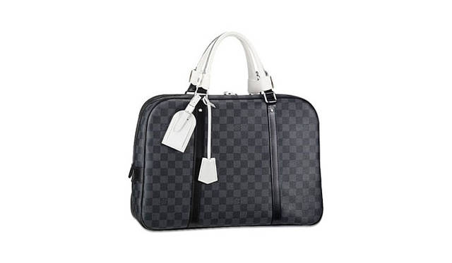 ダミエ・グラフィット ポルト・ドキュマン ヴォワヤージュ ホワイト・ハンドル（N51195）　24万1500円<br />問い合わせ｜ルイ・ヴィトン カスタマーサービスセンター Tel.03-3478-2100