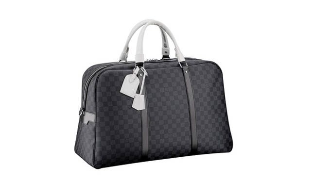 ダミエ・グラフィット サック・ヴォワヤージュ ホワイト・ハンドル（N41140）　31万800円<br />問い合わせ｜ルイ・ヴィトン カスタマーサービスセンター Tel.03-3478-2100