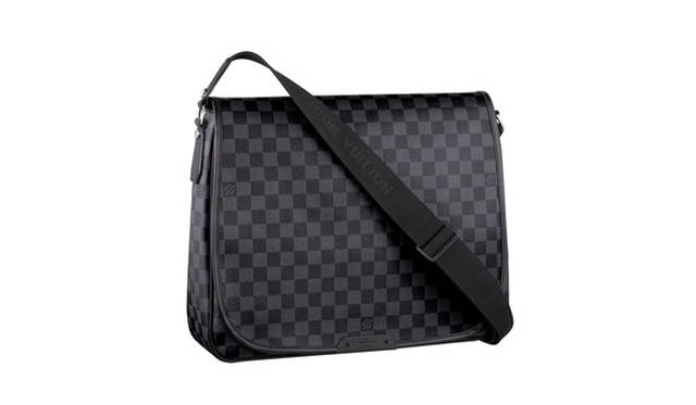 ダミエ・グラフィット レンツォ（N51213）　13万4400円 10月上旬発売予定<br />問い合わせ｜ルイ・ヴィトン カスタマーサービスセンター Tel.03-3478-2100