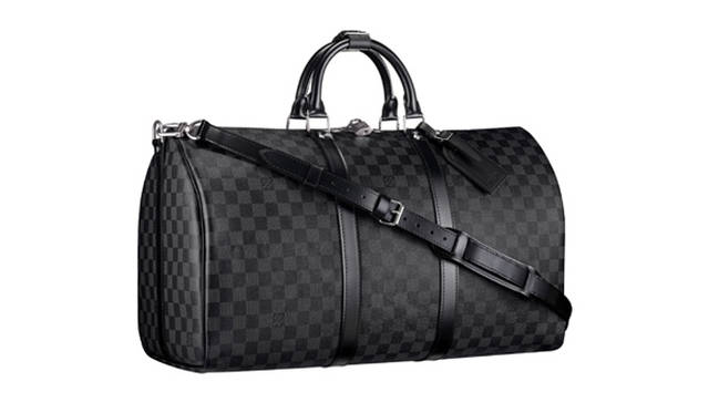 ダミエ・グラフィット キーポル・バンドリエール55（N41413）　15万3300円<br />問い合わせ｜ルイ・ヴィトン カスタマーサービスセンター Tel.03-3478-2100