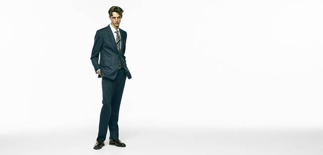 <strong>Paul Smith｜ポール・スミス</strong>　スーツスタイルに深い造詣をもち、スタイルとして提案するポール・スミス氏。彼が手がける都会的で個性的なテーラードスタイルを提唱する「ポール・スミス ロンドン」は、今シーズン、スーツの歴史と文化を感じさせる上質なイタリア製ウーステッド素材を採用。エルメネジルド・ゼニアをはじめ、ロロ・ピアーナやチェルッティ、ルイジ・ボットなど著名なファブリックメーカーのオリジナル生地をまとい、デザインとカラーで「ポール・スミス ロンドン」のオリジナリティを追求する。<br>スーツ8万9250円、シャツ1万6800円（いずれもポール・スミス ロンドン）ネクタイ1万1550円、ベルト1万4700円、シューズ4万4100円（すべてポール・スミス）その他スタイリスト私物