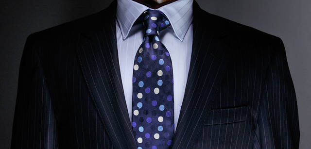 <strong>Paul Smith｜ポール・スミス</strong>　スーツ8万9250円、シャツ1万2600円（いずれもポール・スミス ロンドン）ネクタイ1万1550円（ポール・スミス）