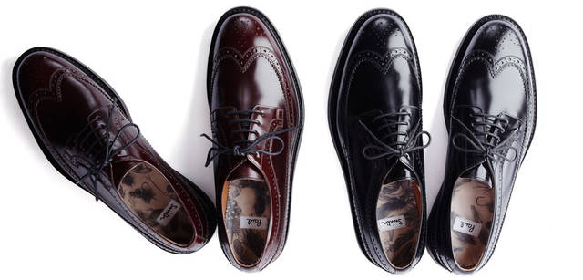 <strong>Paul Smith｜ポール・スミス</strong>　ポール・スミスのコレクションショーでも頻繁に登場した、今シーズンのシンボリックなシューズ。ユニオンジャックをモチーフにしたオリジナルのラバーソールは要注目！　靴各4万4100円（ポール・スミス）