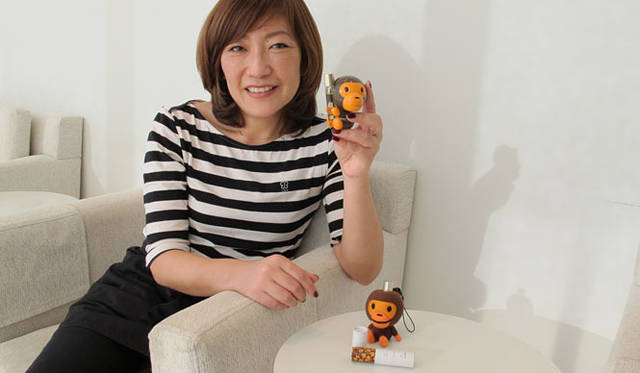 <strong>uka ネイルオイル</strong>　渡邉季穂さんが手にするのが、NIGO®×uka ネイルオイル＆ベイビーマイロ®ホルダー。