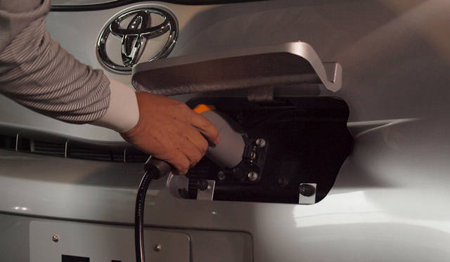 <strong>あたらしい時代づくりに取り組むひとと企業──トヨタ自動車編</strong>　iQ EV コンセプト