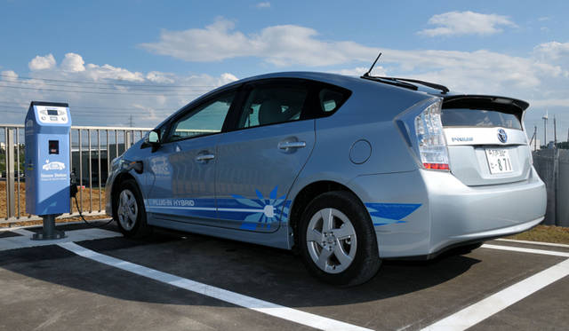 <strong>あたらしい時代づくりに取り組むひとと企業──トヨタ自動車編</strong>　プリウス プラグインハイブリッド