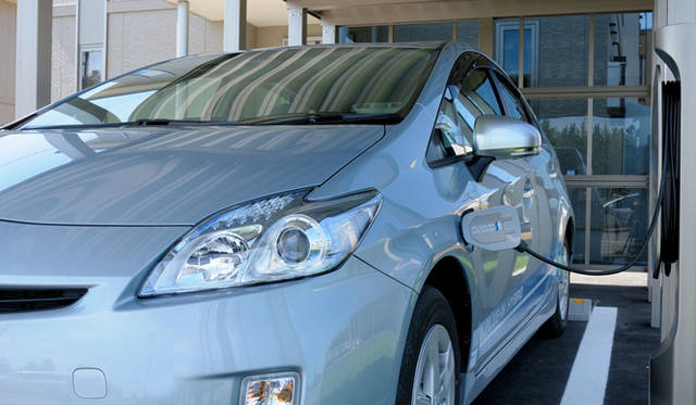 <strong>あたらしい時代づくりに取り組むひとと企業──トヨタ自動車編</strong>　プリウス プラグインハイブリッド