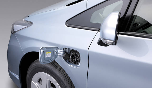 <strong>あたらしい時代づくりに取り組むひとと企業──トヨタ自動車編</strong>　プリウス プラグインハイブリッド