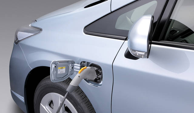 <strong>あたらしい時代づくりに取り組むひとと企業──トヨタ自動車編</strong>　プリウス プラグインハイブリッド