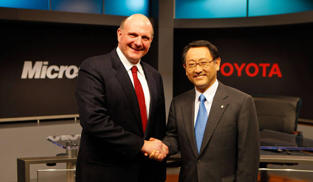 <strong>あたらしい時代づくりに取り組むひとと企業──トヨタ自動車編</strong>　2011年4月、トヨタはマイクロソフトとともにグローバルクラウドプラットフォーム構築に向け基本合意をした。写真左｜マイクロソフト CEO　スティーブ・バルマー氏、写真右｜トヨタ自動車 CEO　豊田章男氏。